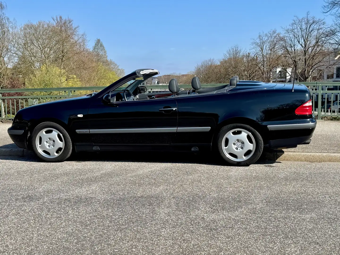Mercedes-Benz CLK 320 Cabrio Elegance, Kamera, CarPlay, topp Zwart - 1