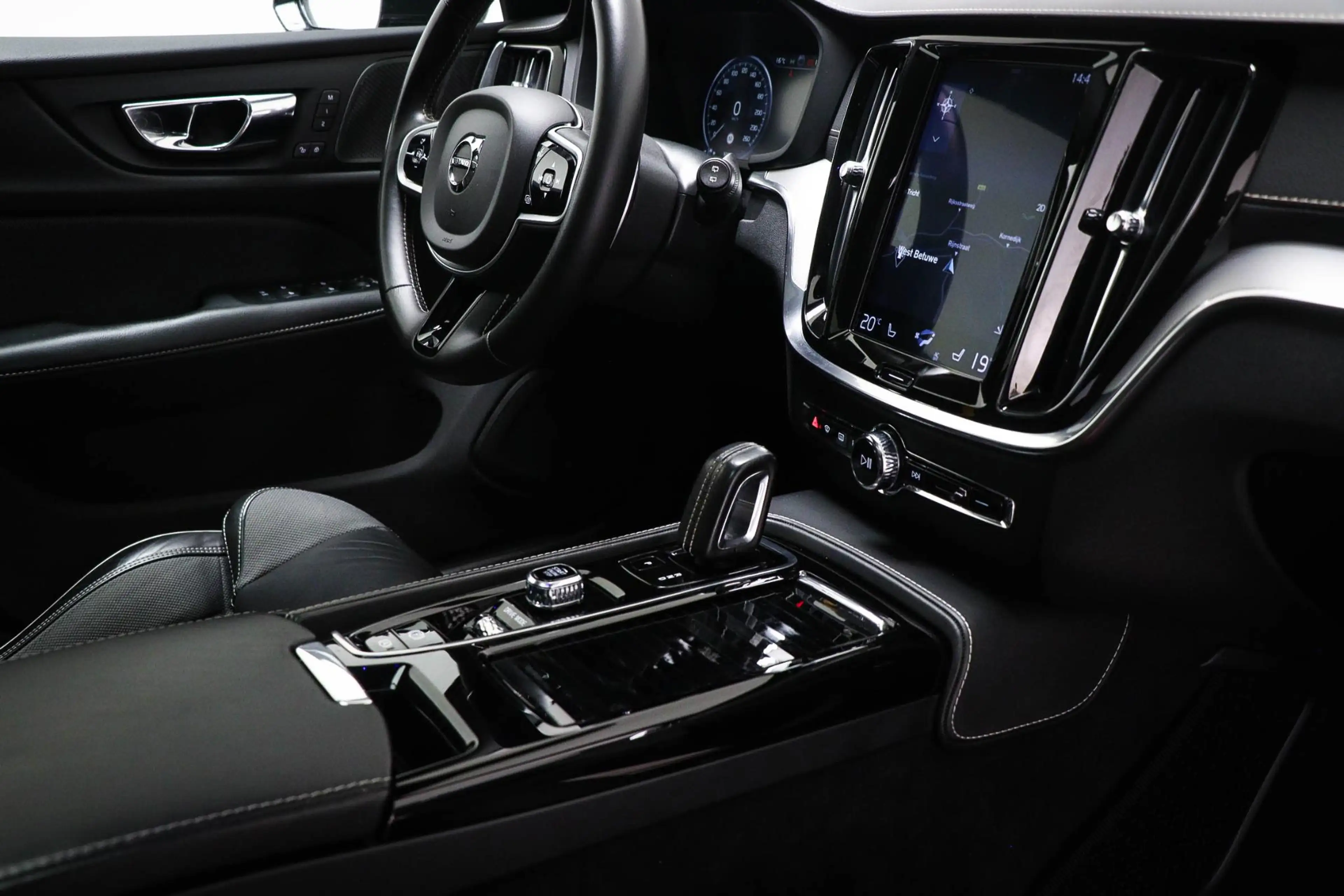 Volvo V60 2.0 T8 Twin Engine AWD Polestar Engineered | PANOR — photo 3