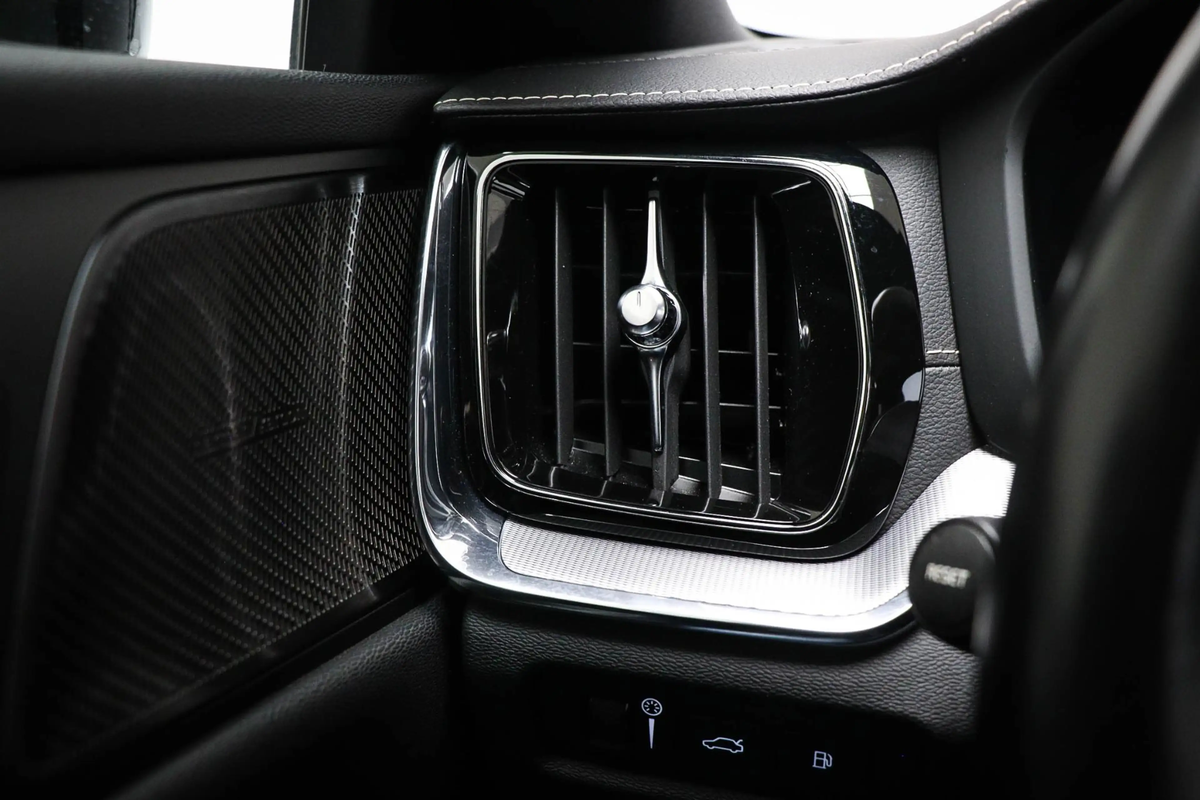 Volvo V60 2.0 T8 Twin Engine AWD Polestar Engineered | PANOR — photo 37