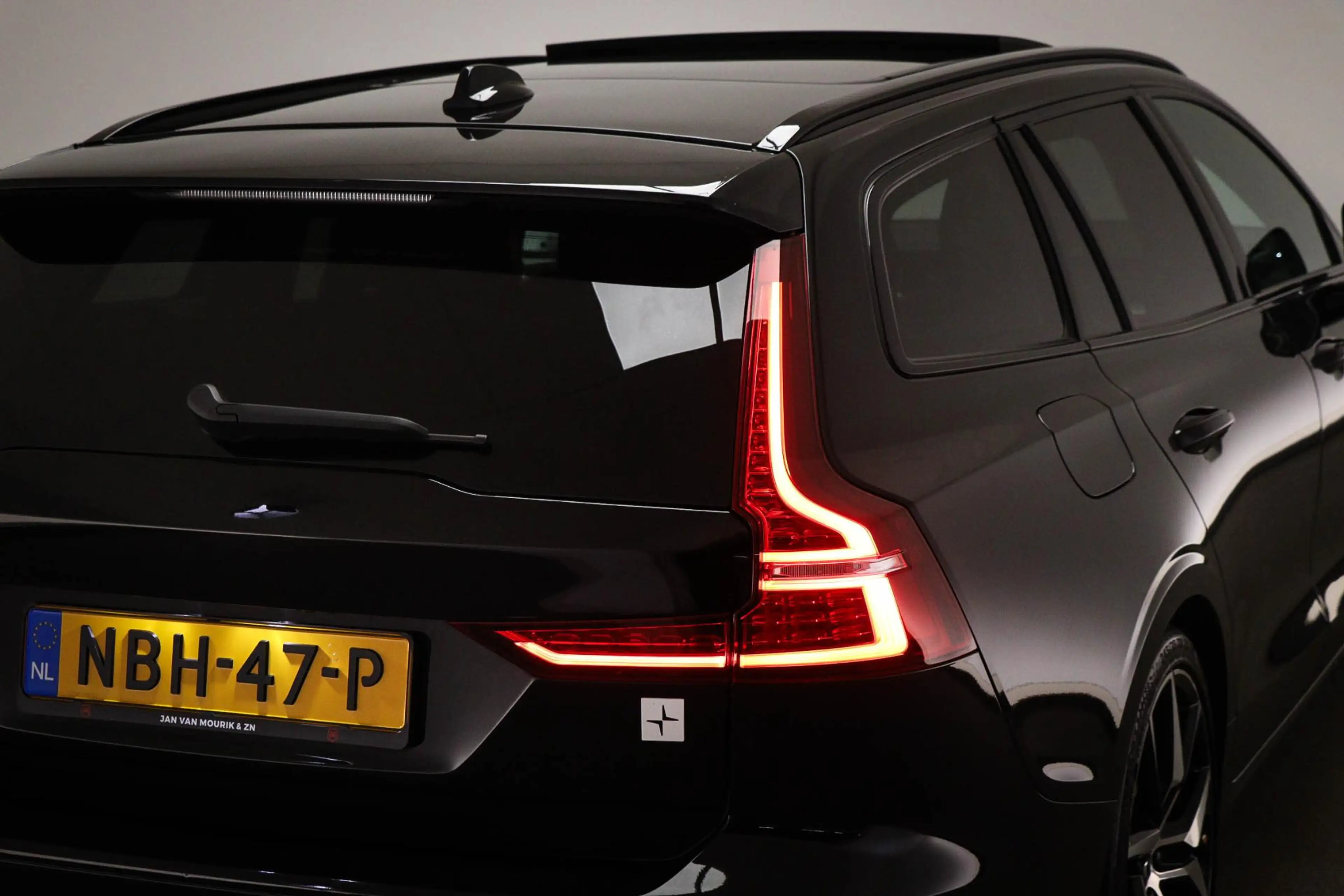 Volvo V60 2.0 T8 Twin Engine AWD Polestar Engineered | PANOR — photo 29