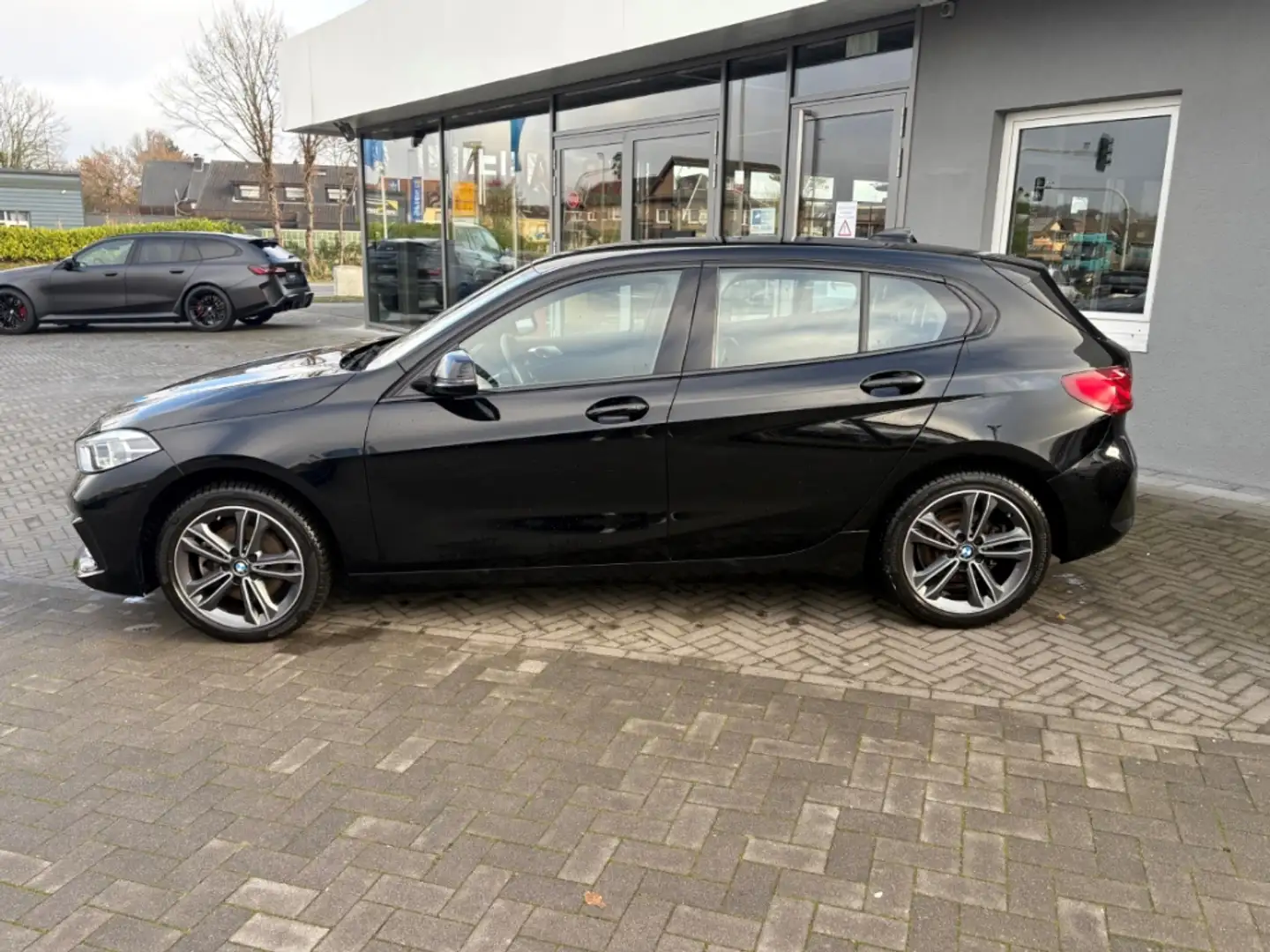 BMW 116 i LED Navi Sitzhzg Sportsitze GRA Sportlederlenkra Schwarz - 2