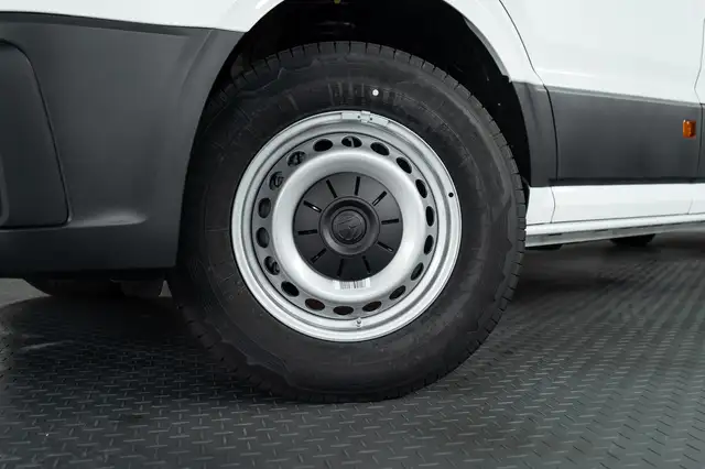 Volkswagen Crafter view 3