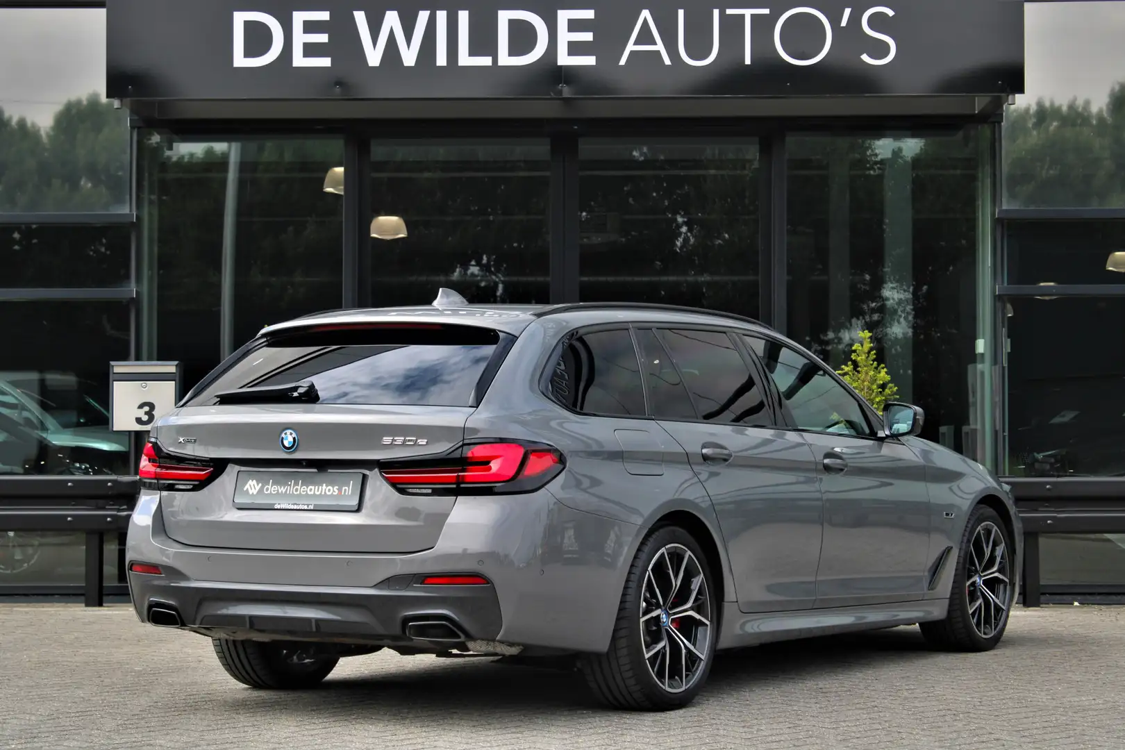 BMW 530 5-serie Touring 530e xDrive M-sport 292pk M-seats Grijs - 2