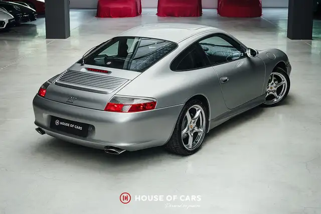 Porsche 911 view 7
