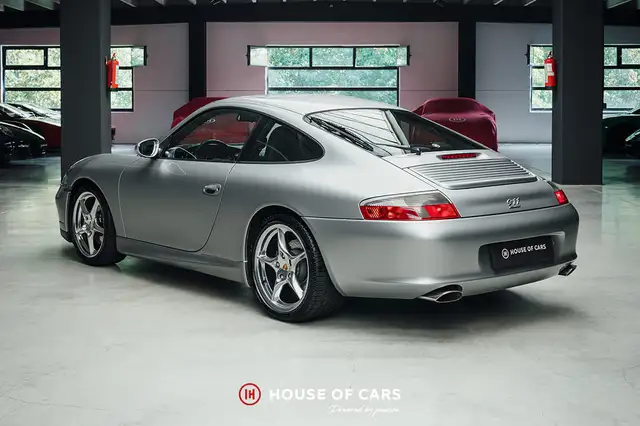 Porsche 911 view 9