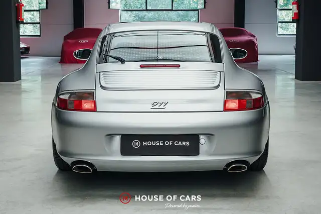 Porsche 911 view 8