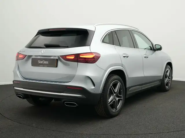 Mercedes-Benz GLA view 3
