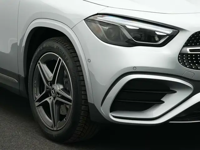 Mercedes-Benz GLA view 9