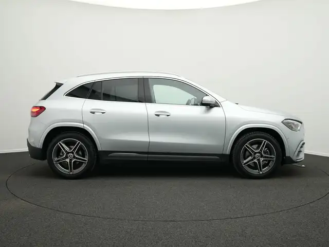 Mercedes-Benz GLA view 5