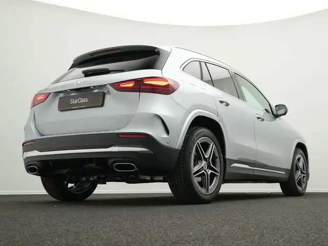 Mercedes-Benz GLA view 11
