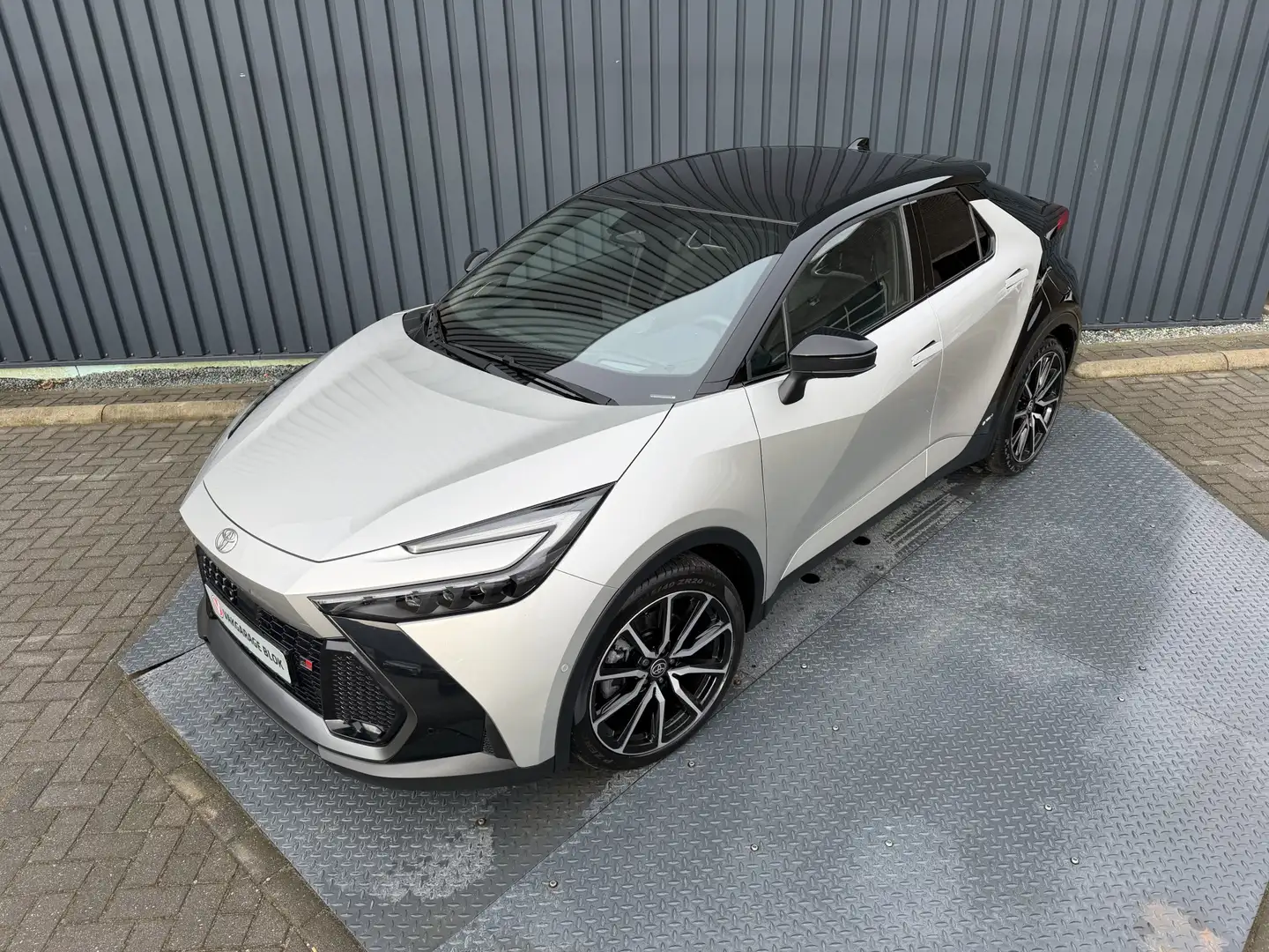 Toyota C-HR 2.0 Hybrid 200 GR SPORT Première Edition | Alle op Grau - 2