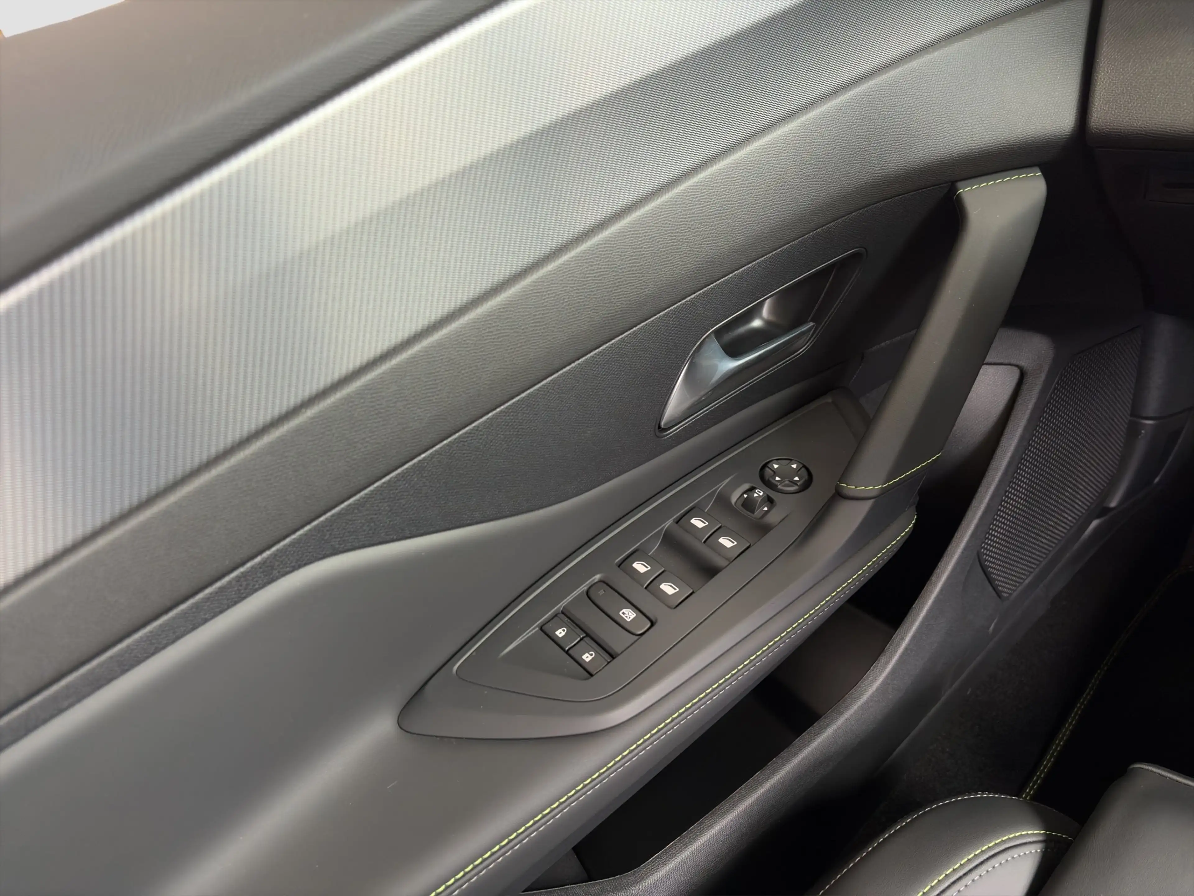 Peugeot 308 SW Hybrid 145 — photo 9