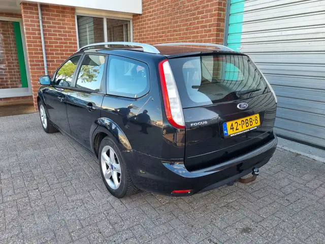 Ford Focus view 3