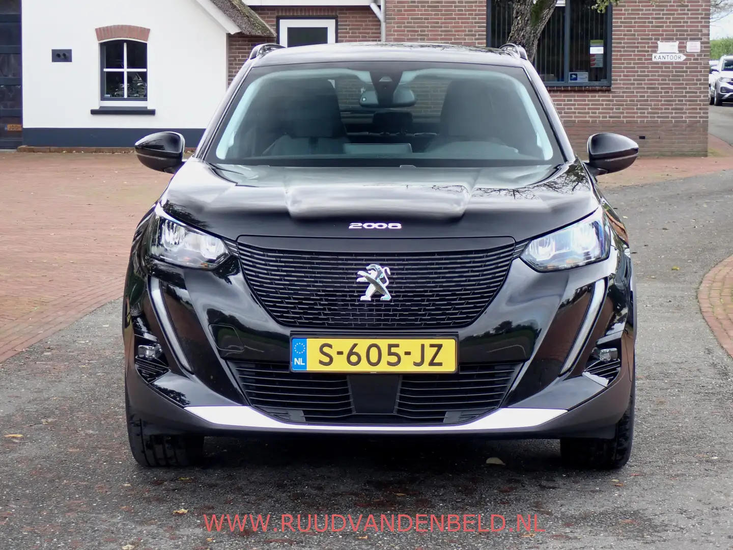 Peugeot e-2008 EV Allure Pack 50 kWh 92%SOH CAMERA/CARPLAY/WARMTE Schwarz - 2