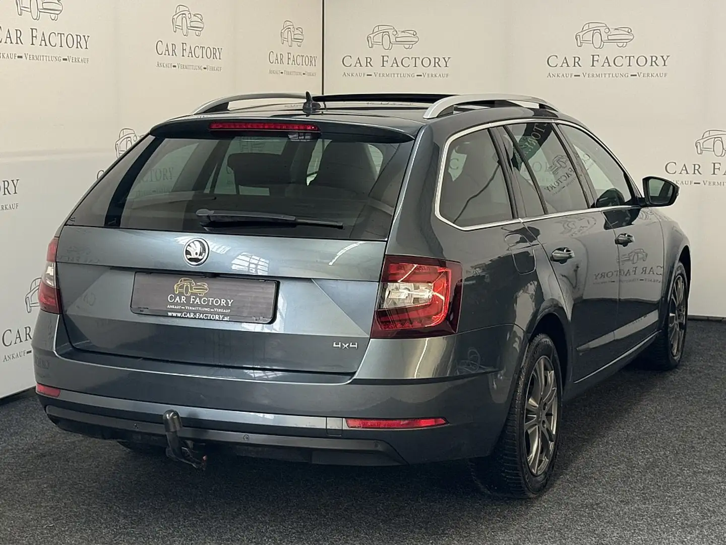 Skoda Octavia Combi 2,0 Style TDI 4x4 DSG Grau - 2