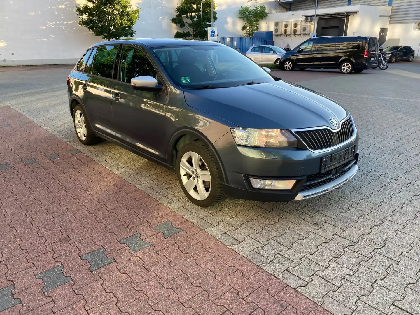Skoda Rapid/Spaceback 1.4 TDI Scout Spaceback/Panorama/ACC Grau - 2
