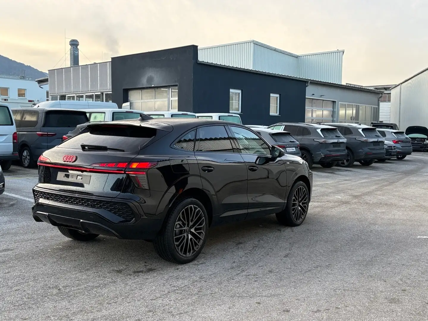 Audi Q3 Q3 Sportback 2.0 tdi S line s-tronic NEW MODEL Schwarz - 2