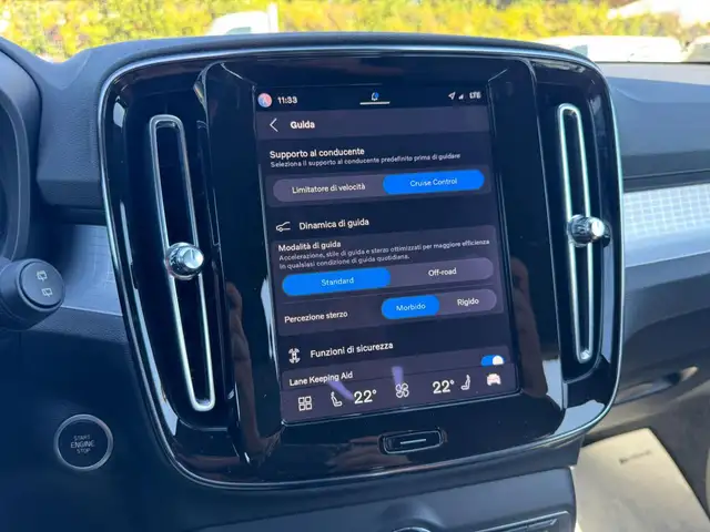 Volvo XC40 view 12