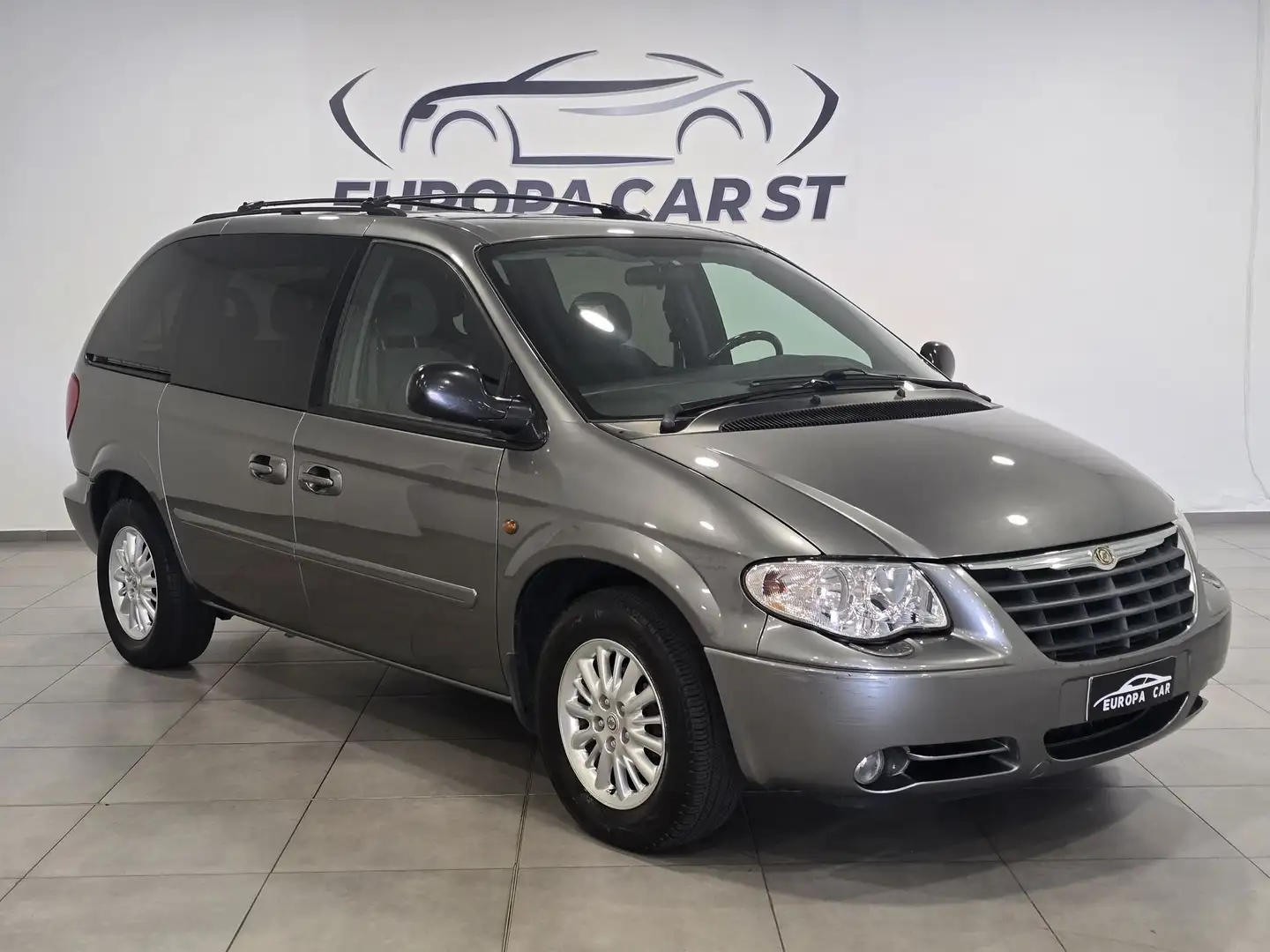 Chrysler Voyager Grau - 2