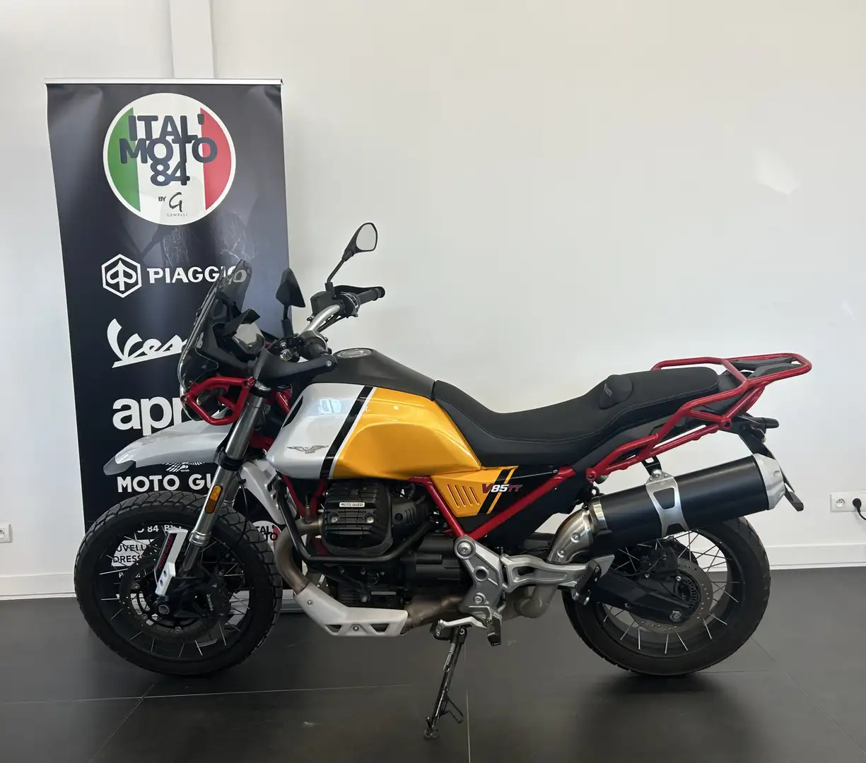 Moto Guzzi V 85 TT Wit - 2