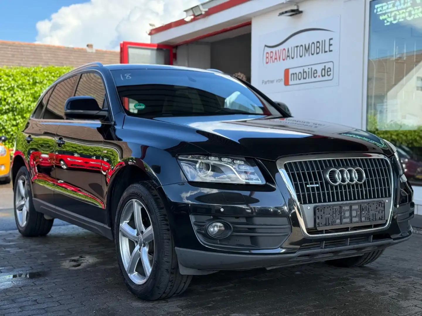 Audi Q5 2.0 TDI quattro S-Line LED/NAVI/LEDER/SHZ/PDC Černá - 1