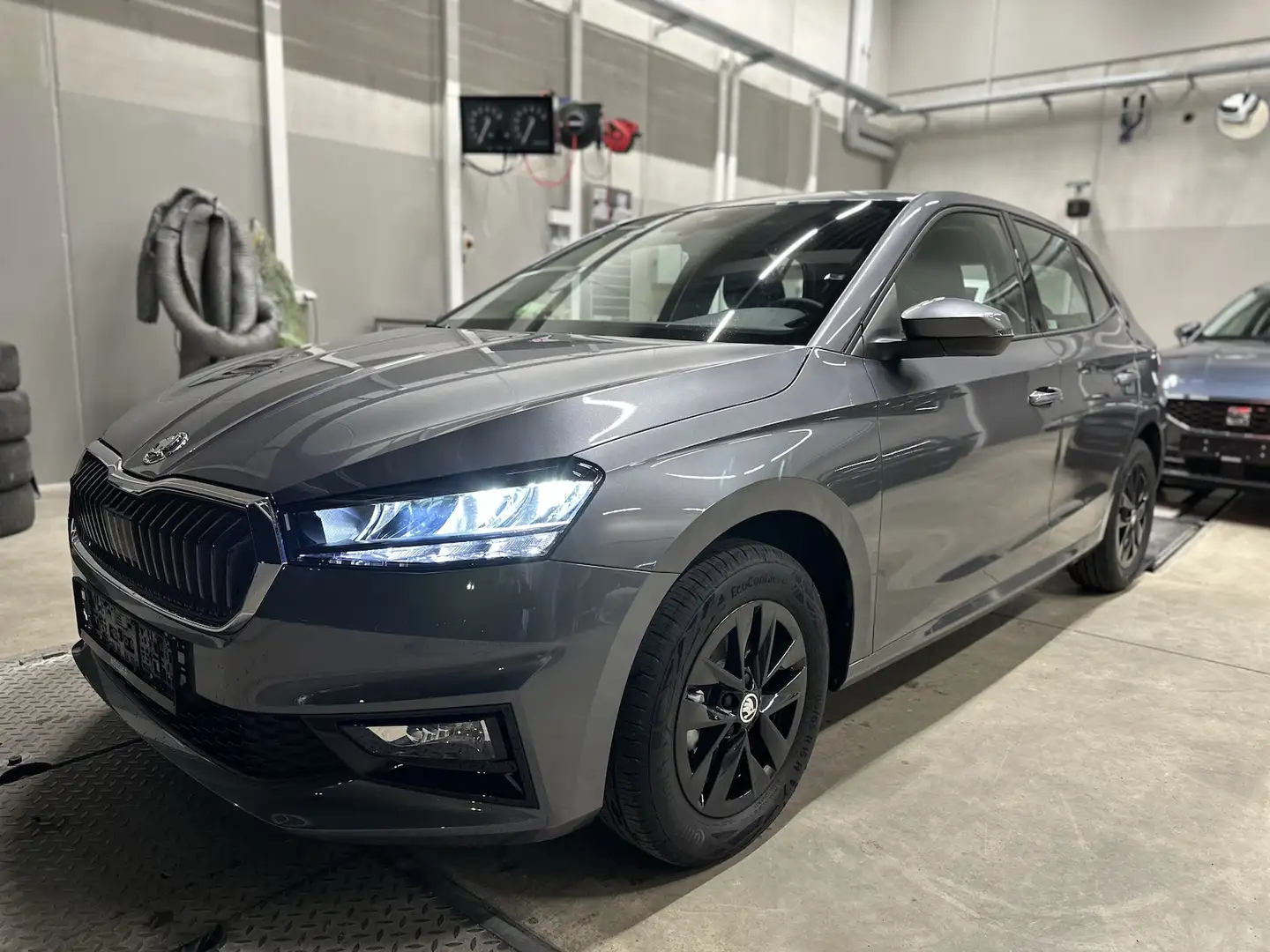 Skoda Fabia 1,0TSI 130Jahre SHZ Kamera Alu AppConnect Grau - 1