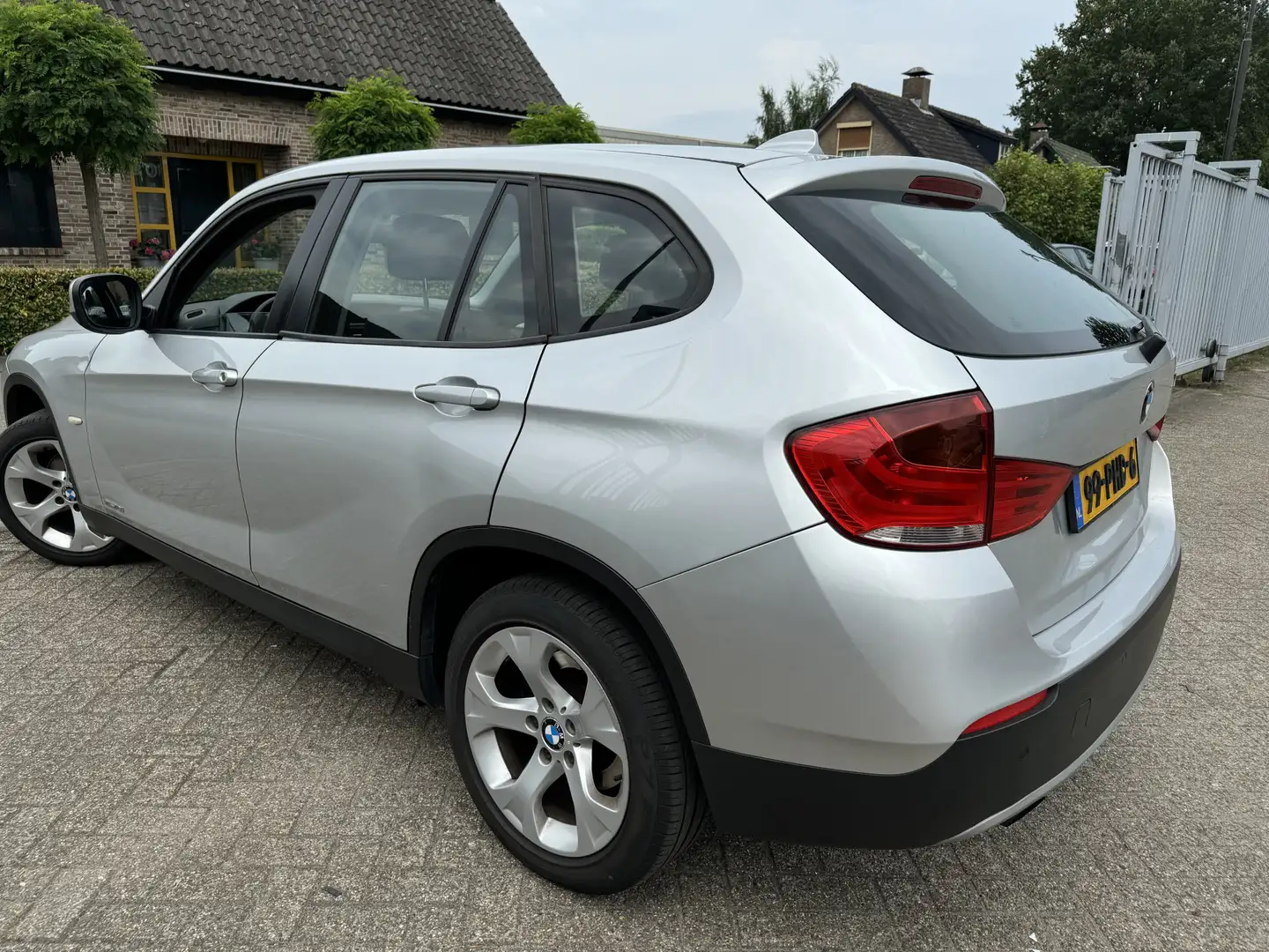 BMW X1 1.8I EXECUTIVE AUTOMAAT NAVI/CLIMATE/PDC/CLIMATE Grijs - 2