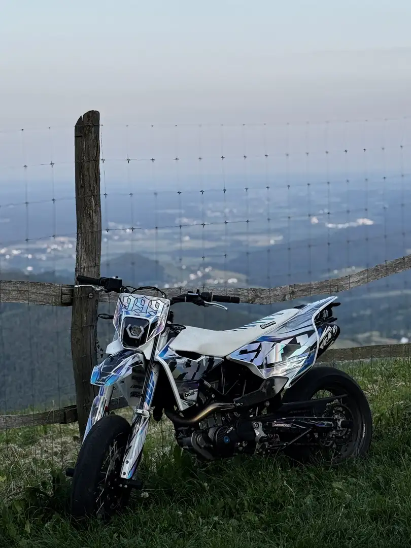 Husqvarna 701 Supermoto Blanco - 1