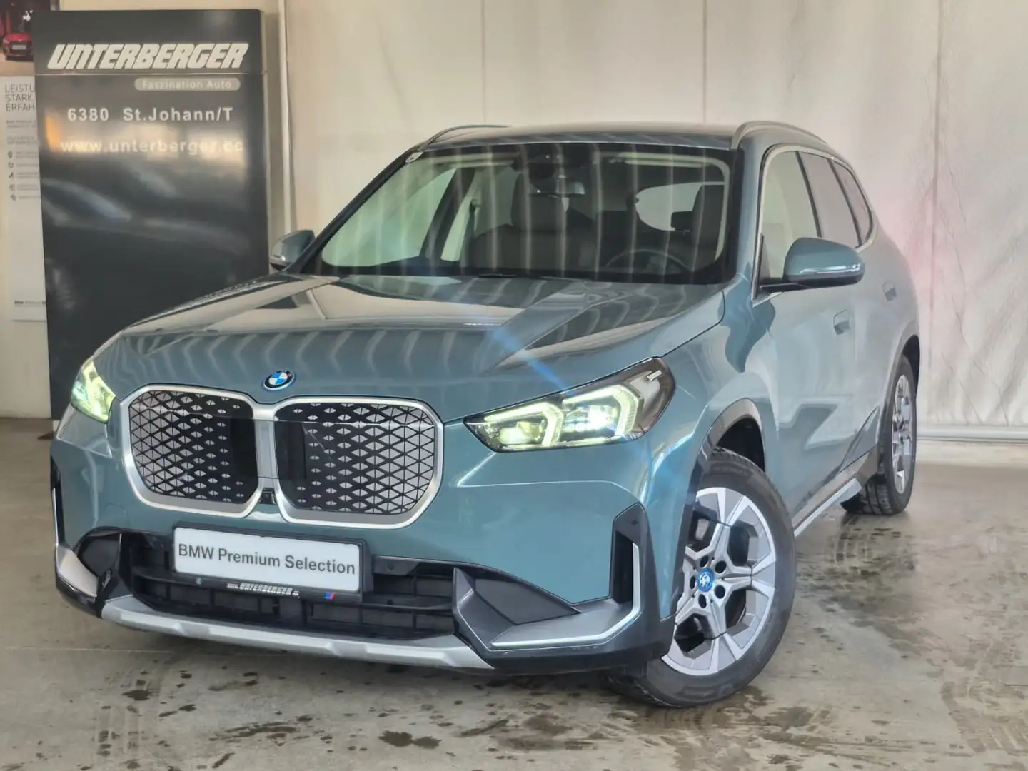 BMW iX1 xDrive30 x Line / AHK / Innovations Paket Grün - 1