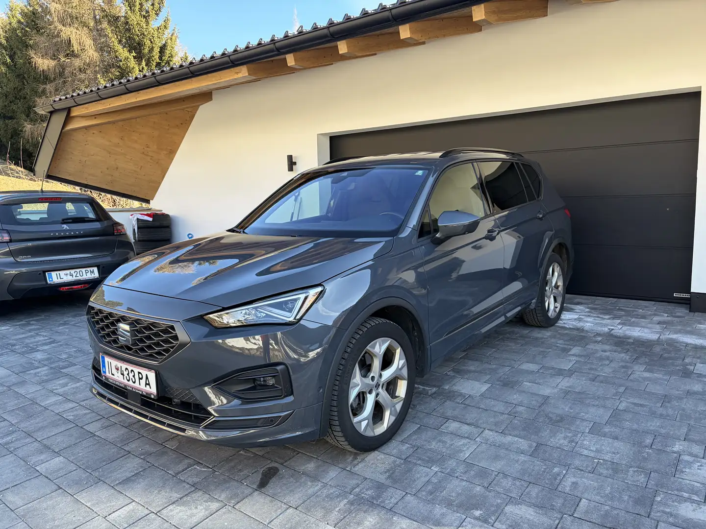 SEAT Tarraco 2,0 TSI ACT FR 4Drive DSG Grau - 1
