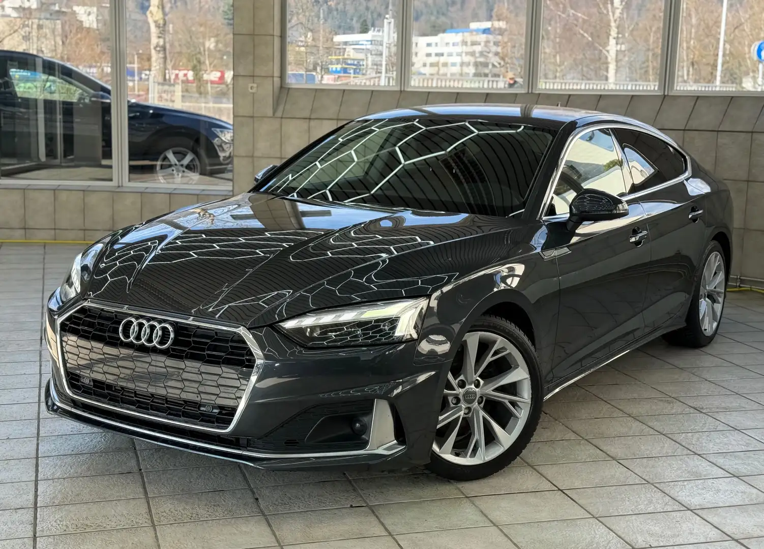 Audi A5 40 g-tron s-line Grau - 1
