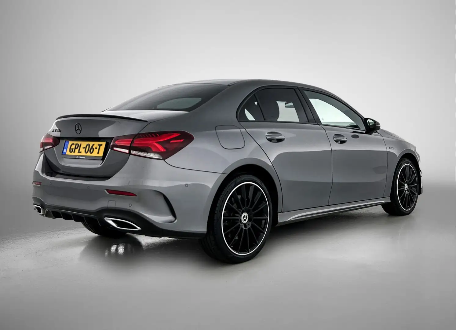 Mercedes-Benz A 250 e AMG Plug-In Hybride | Panoramadak | Achteruitrij Grau - 2