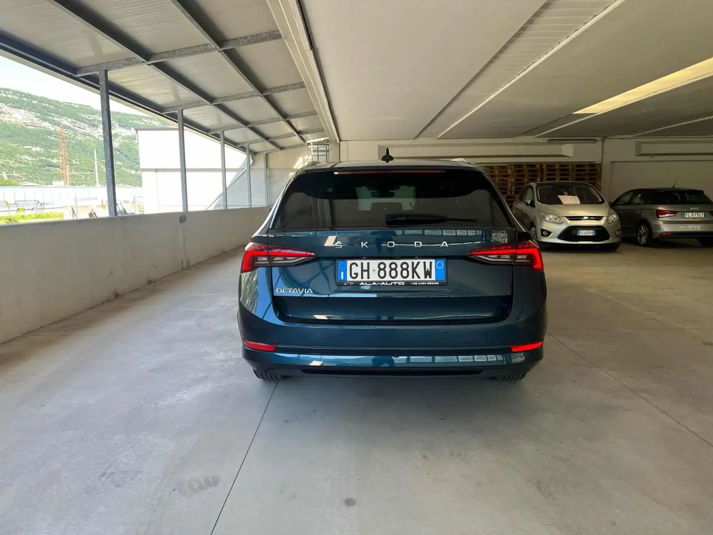 Skoda Octavia 2.0 TDI EVO SCR 150 CV DSG Wagon Executive Blauw - 2