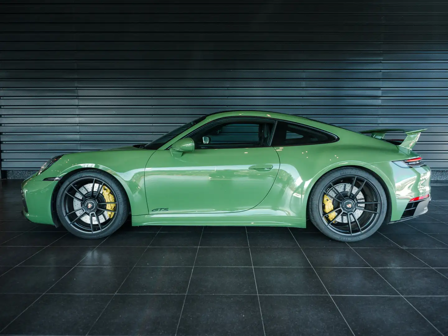 Porsche 911 Carrera 2 GTS 3.0 Bi-Turbo Coupé PDK Groen - 2