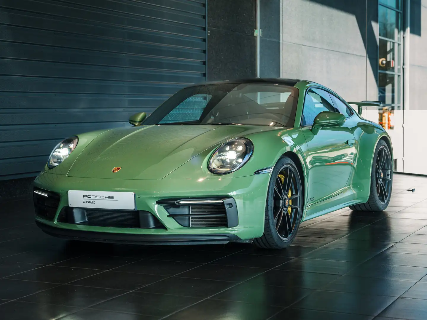 Porsche 911 Carrera 2 GTS 3.0 Bi-Turbo Coupé PDK Vert - 1