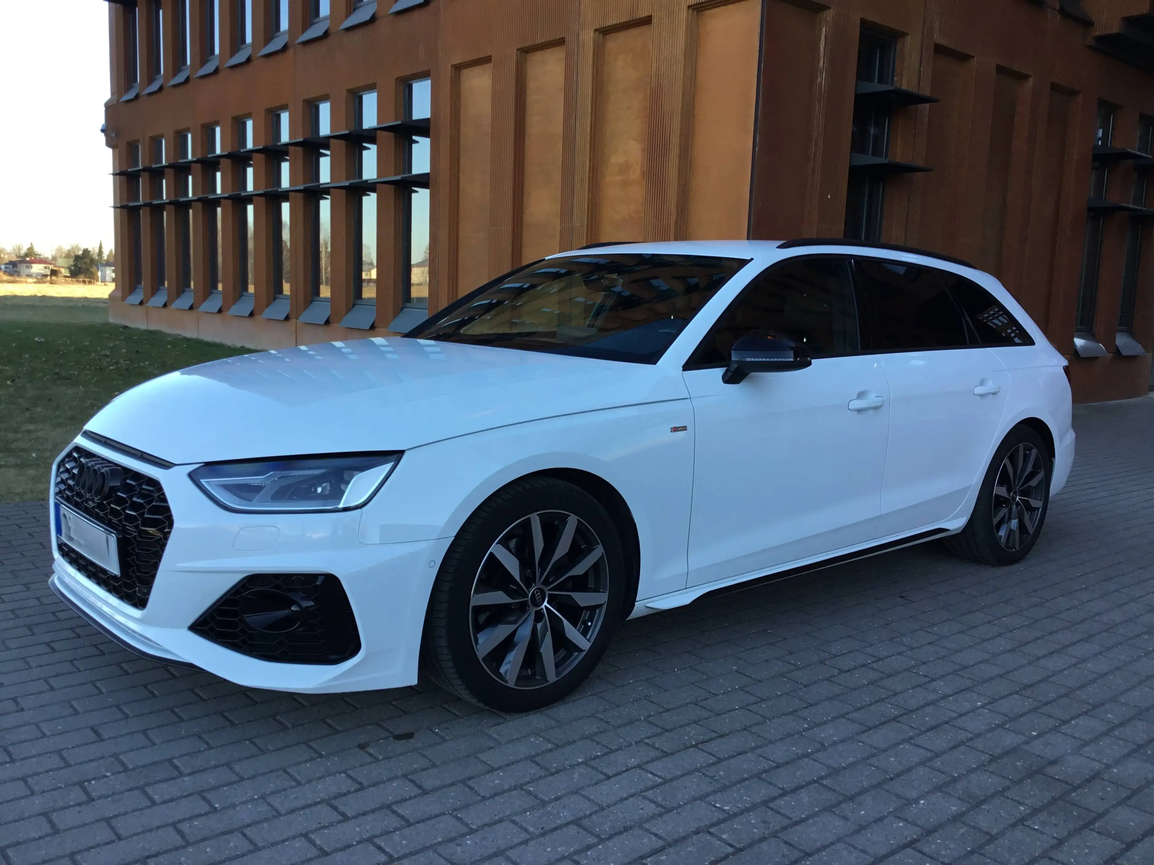 Audi A4 35 TFSI S line — photo 2