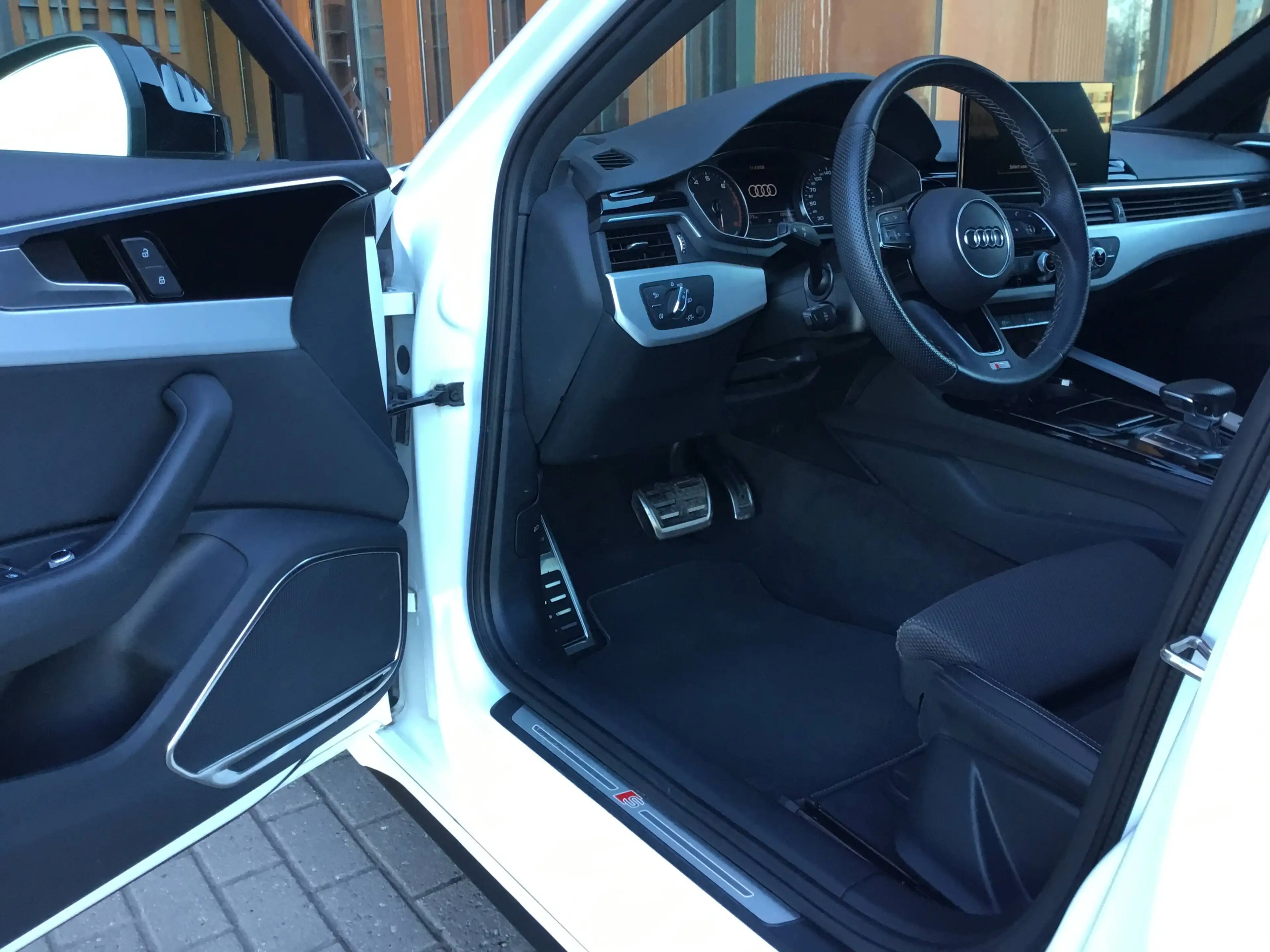 Audi A4 35 TFSI S line — photo 9
