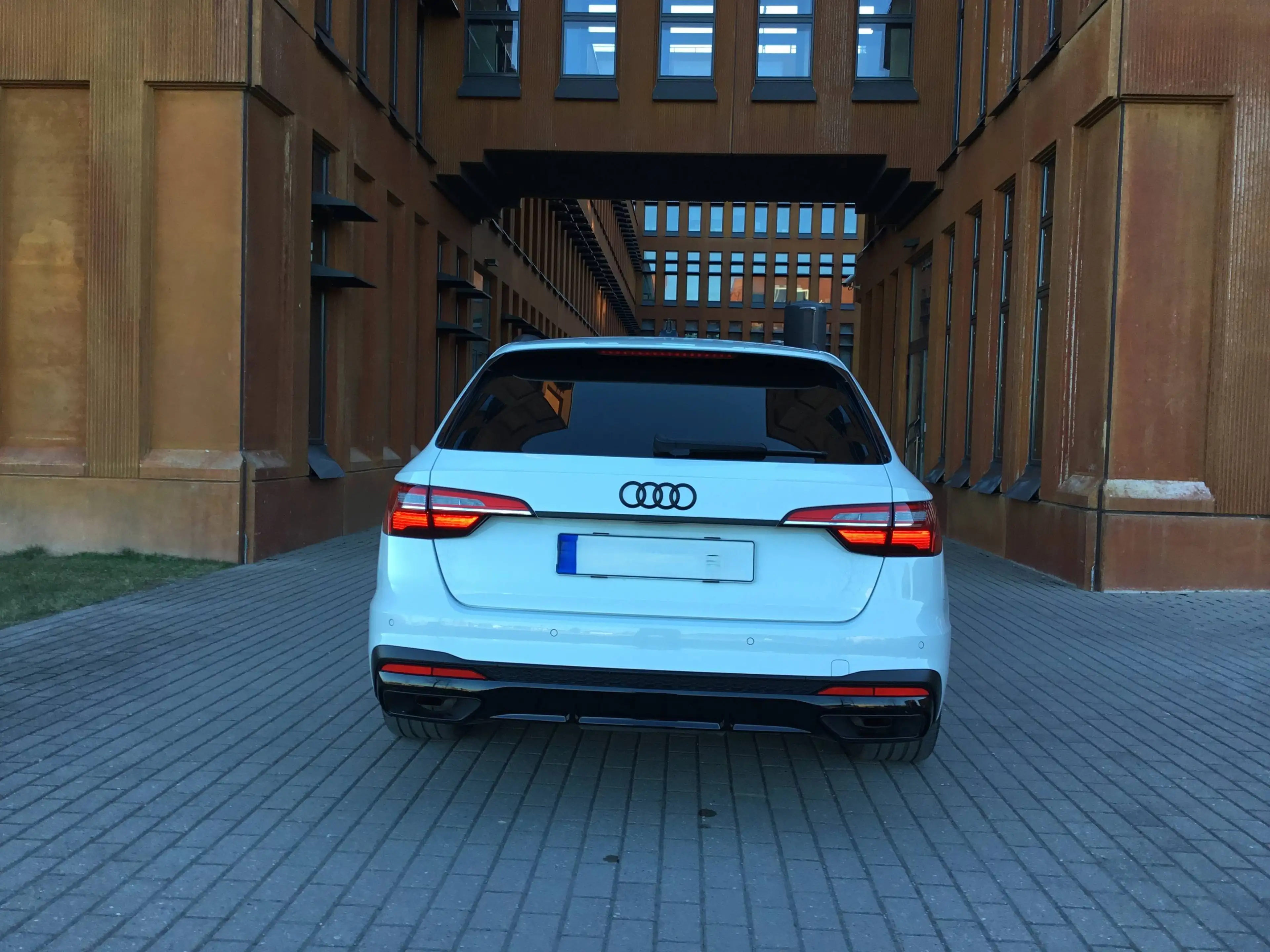 Audi A4 35 TFSI S line — photo 5