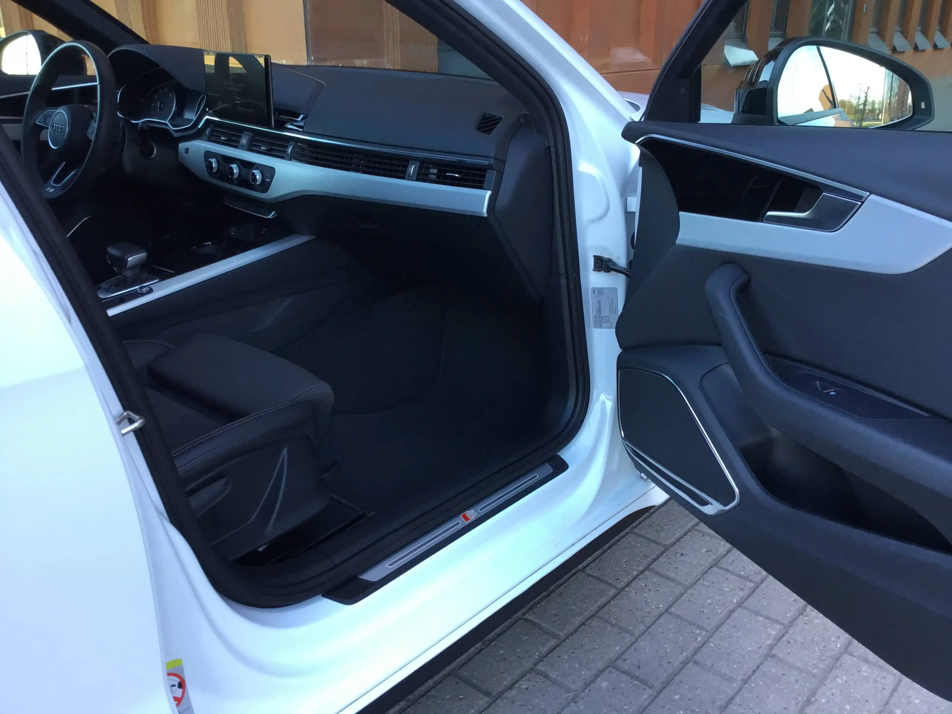 Audi A4 35 TFSI S line — photo 10
