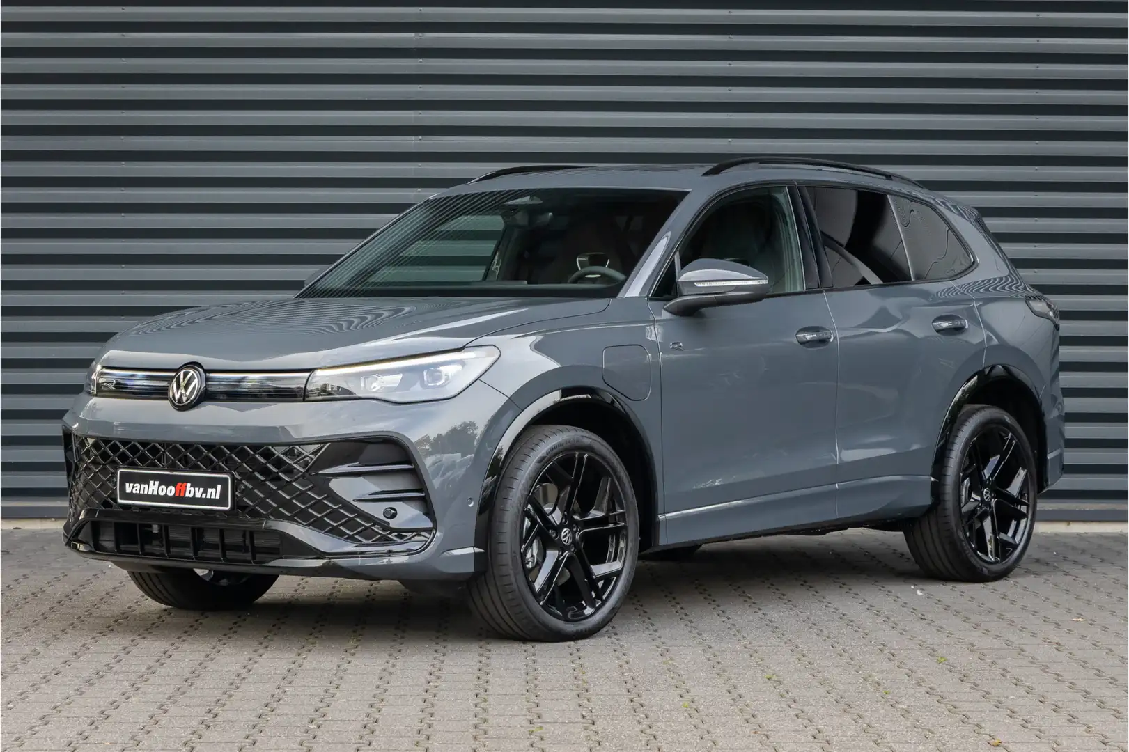 Volkswagen Tiguan 1.5 eHybrid R-Line Pano-20''-Black Grijs - 1