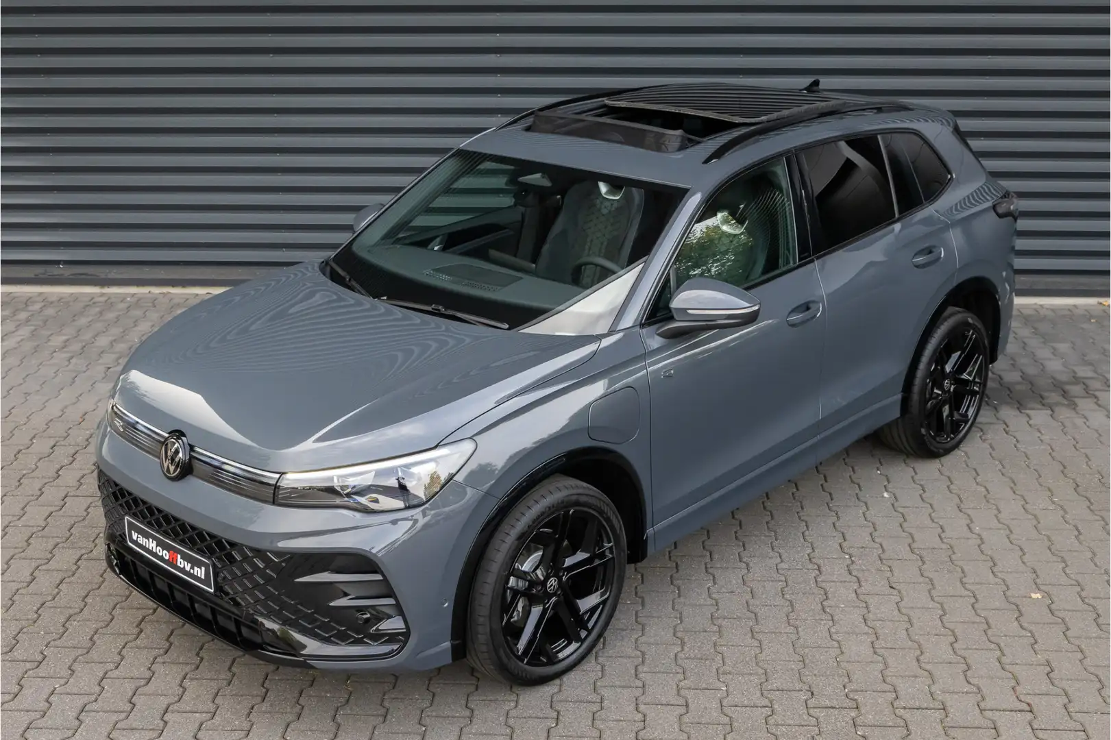 Volkswagen Tiguan 1.5 eHybrid R-Line Pano-20''-Black Grijs - 2