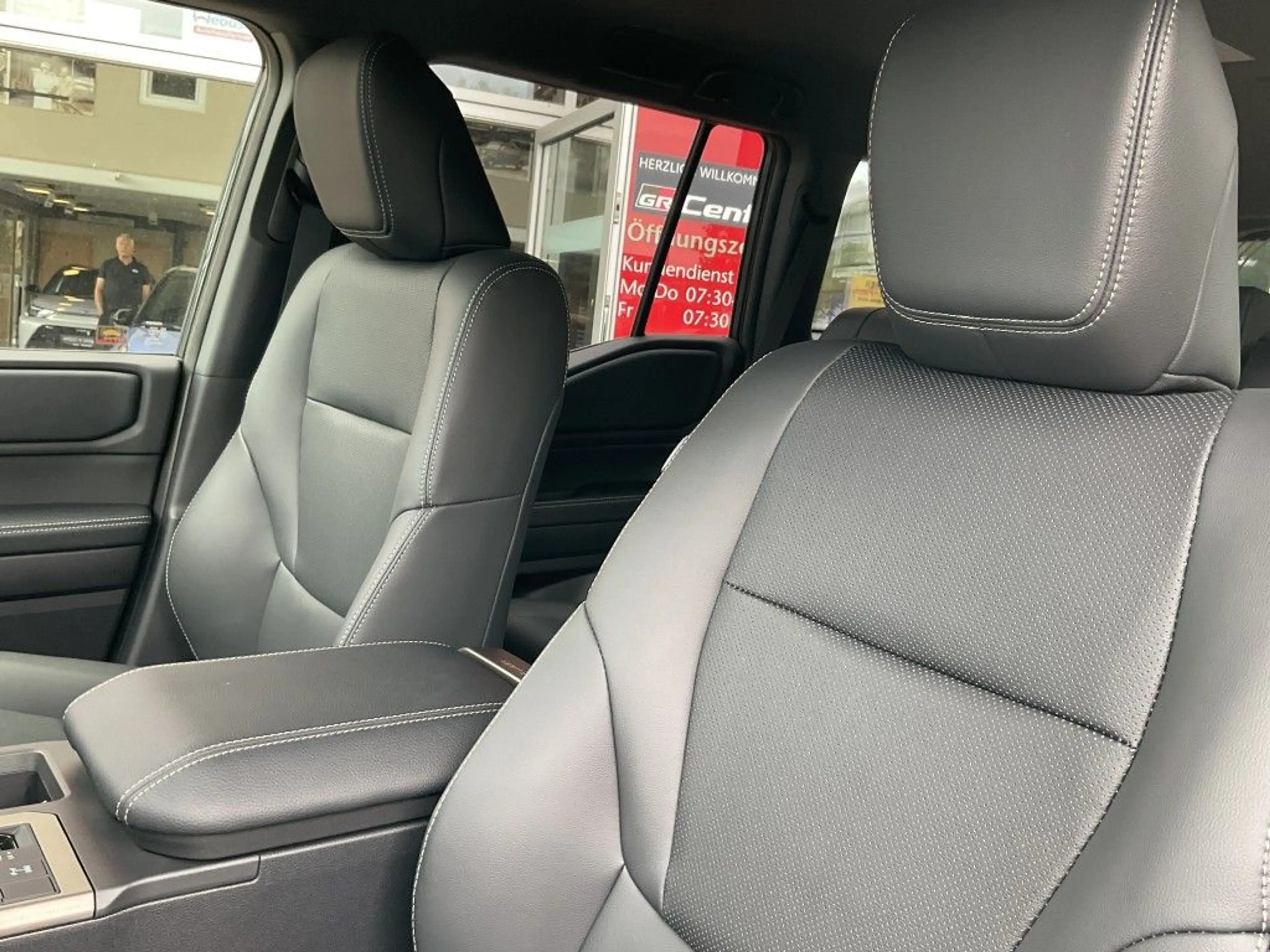 Toyota Land Cruiser 2.8 D-4D Mild-Hybrid Automatik Executive — photo 13