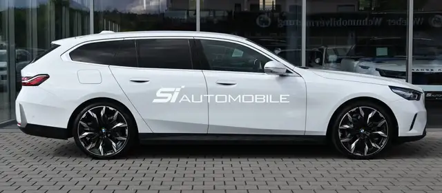 BMW 5 Series view 6