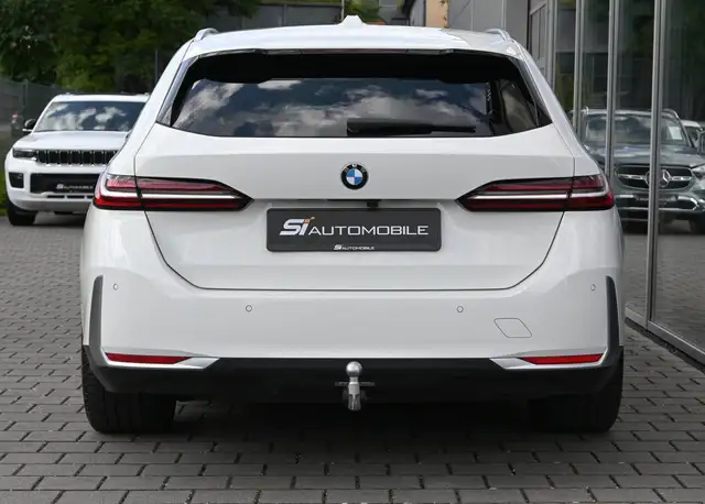 BMW 5 Series view 4