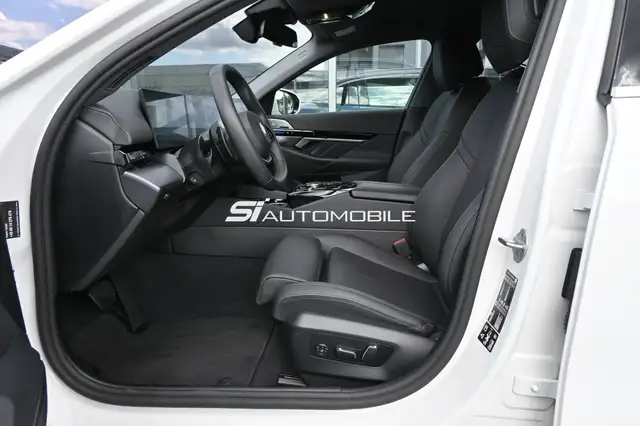 BMW 5 Series view 10
