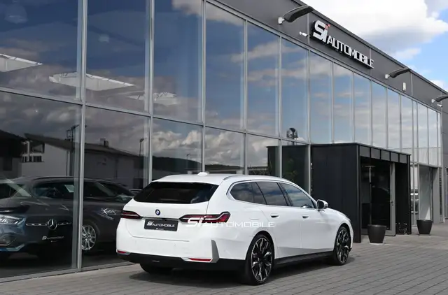 BMW 5 Series view 5