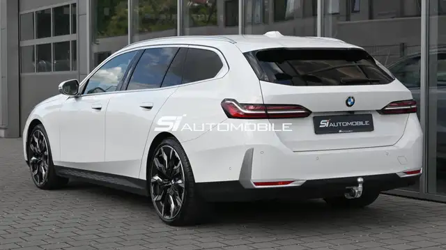 BMW 5 Series view 3