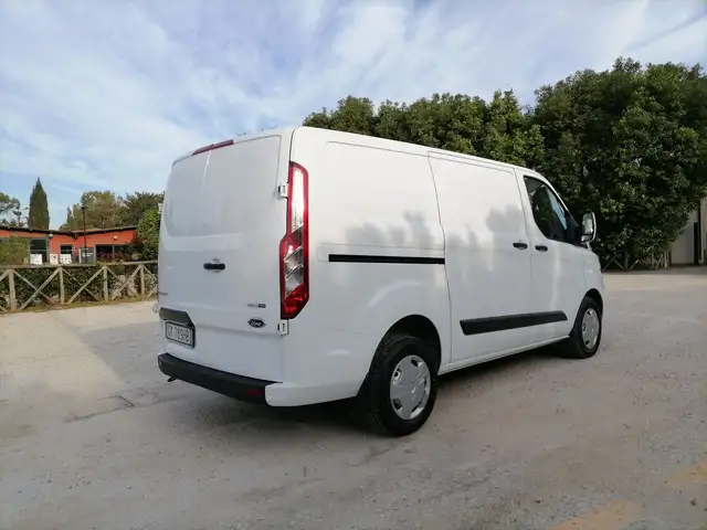 Ford Transit Custom view 2