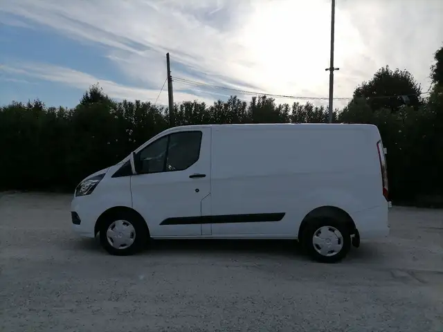 Ford Transit Custom view 3