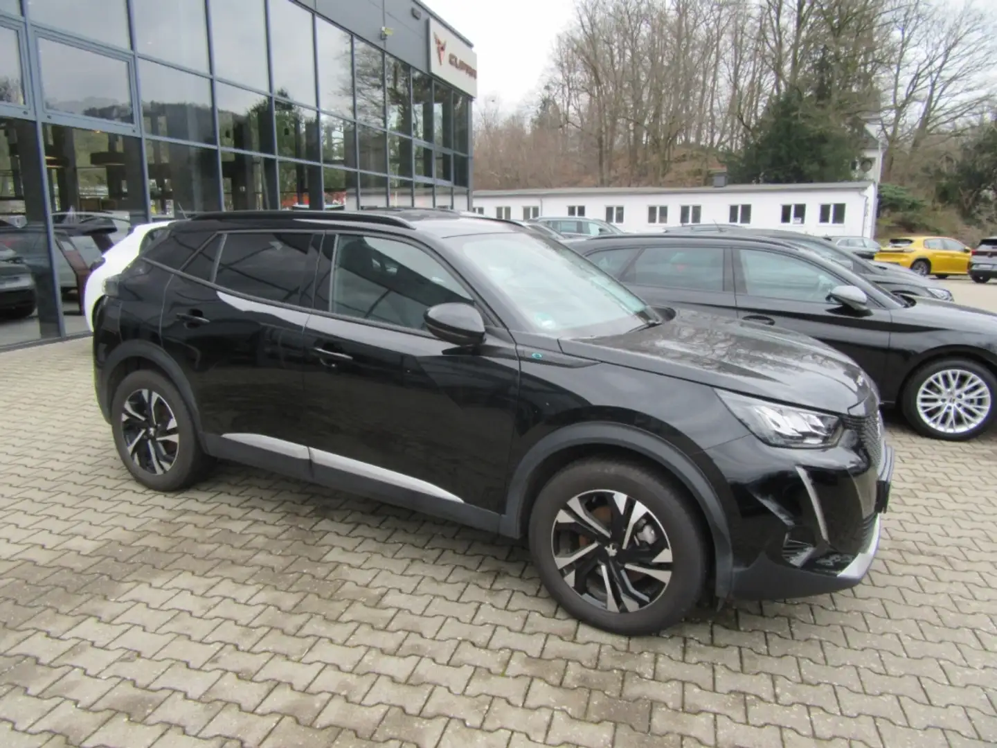 Peugeot 2008 e- Allure Pack Elektromotor 136  DAB SZHG Negro - 2